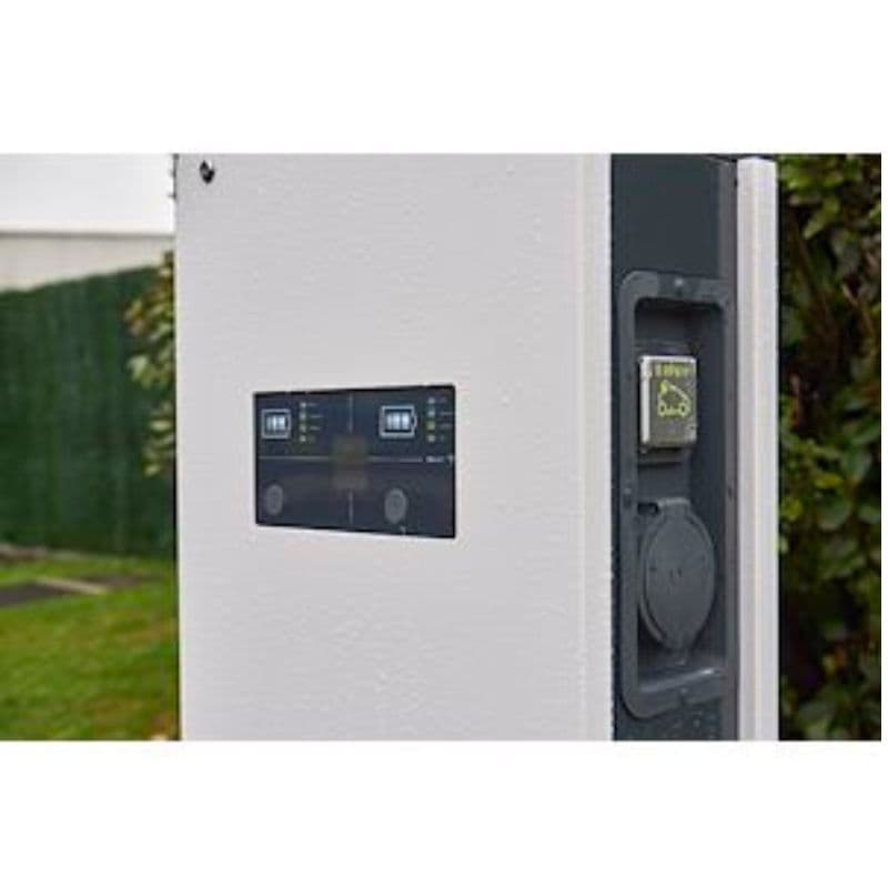 Borne IRVE Green'up sur pied triphasée - 22kW - 2 prises - RFID - Cpt MID vue 4
